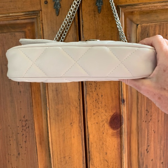 Fabulous, timeless, quilted handbag. - Picture 4 of 9